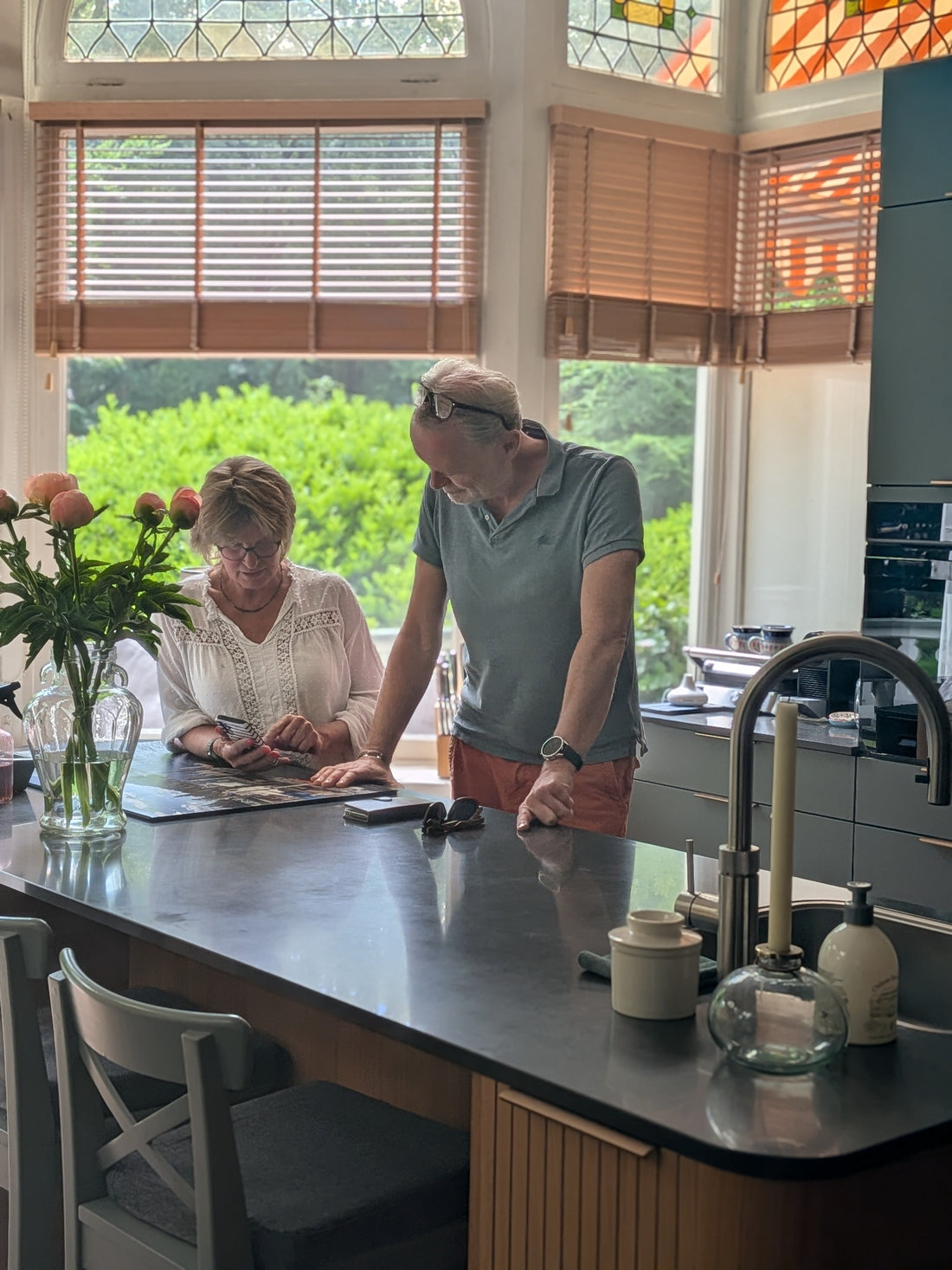 empty nesters Maryse en Eric bij het kookeiland in hun nieuwe appartement