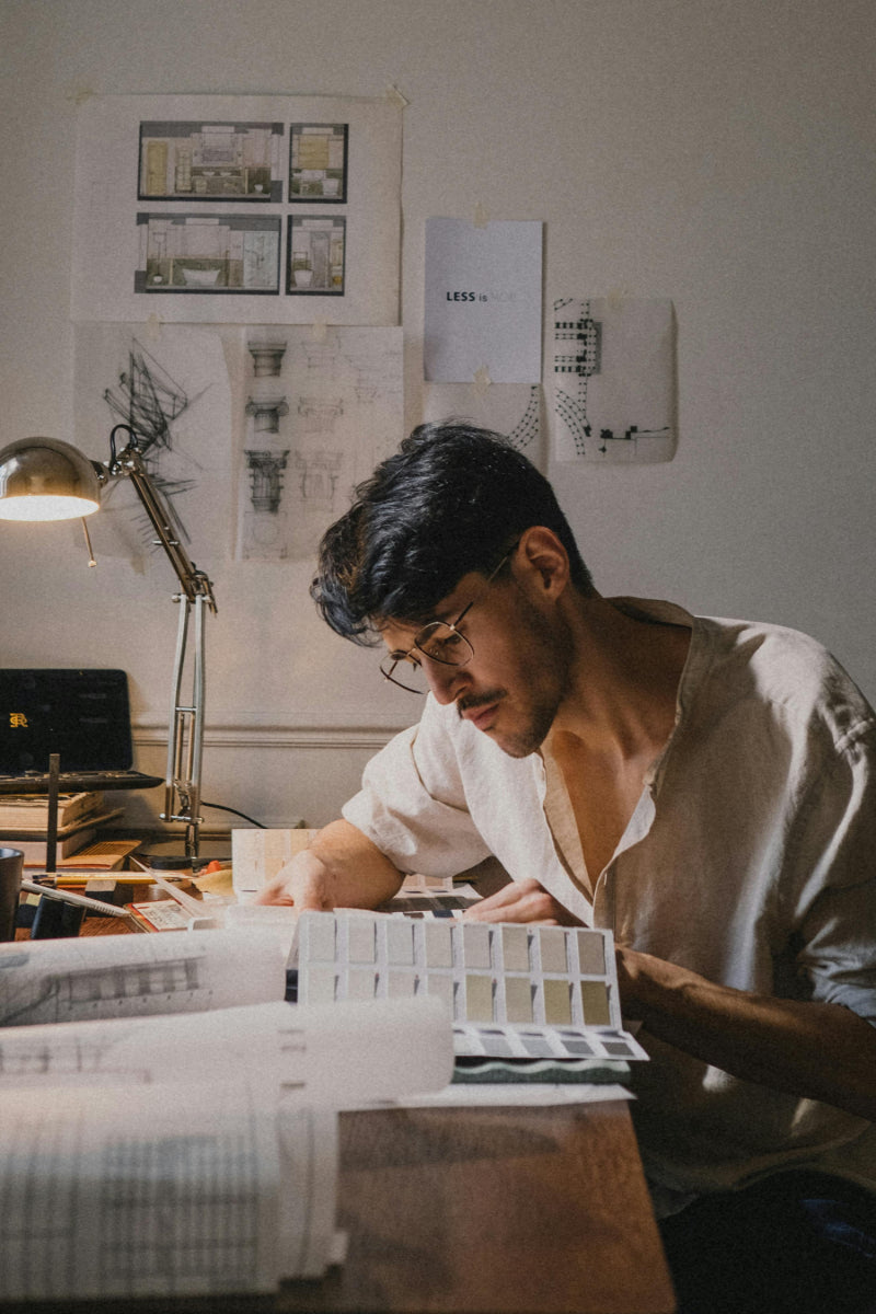 designer die werkt aan het inrichten van een kleine ruimte